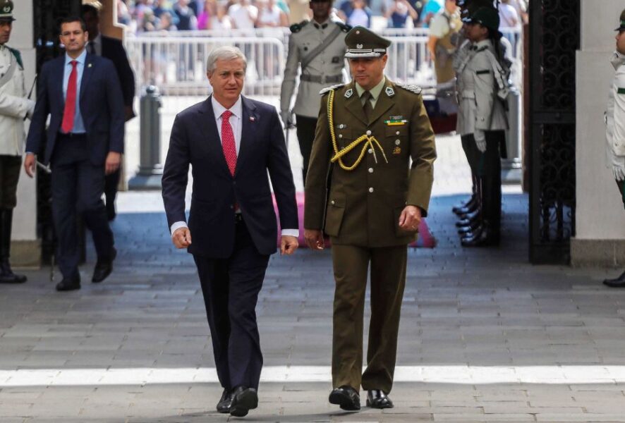 José Antonio Kast y carabinero