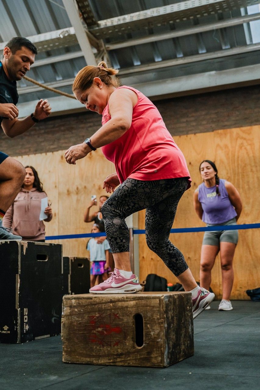 Adulta mayor realizando CrossFit