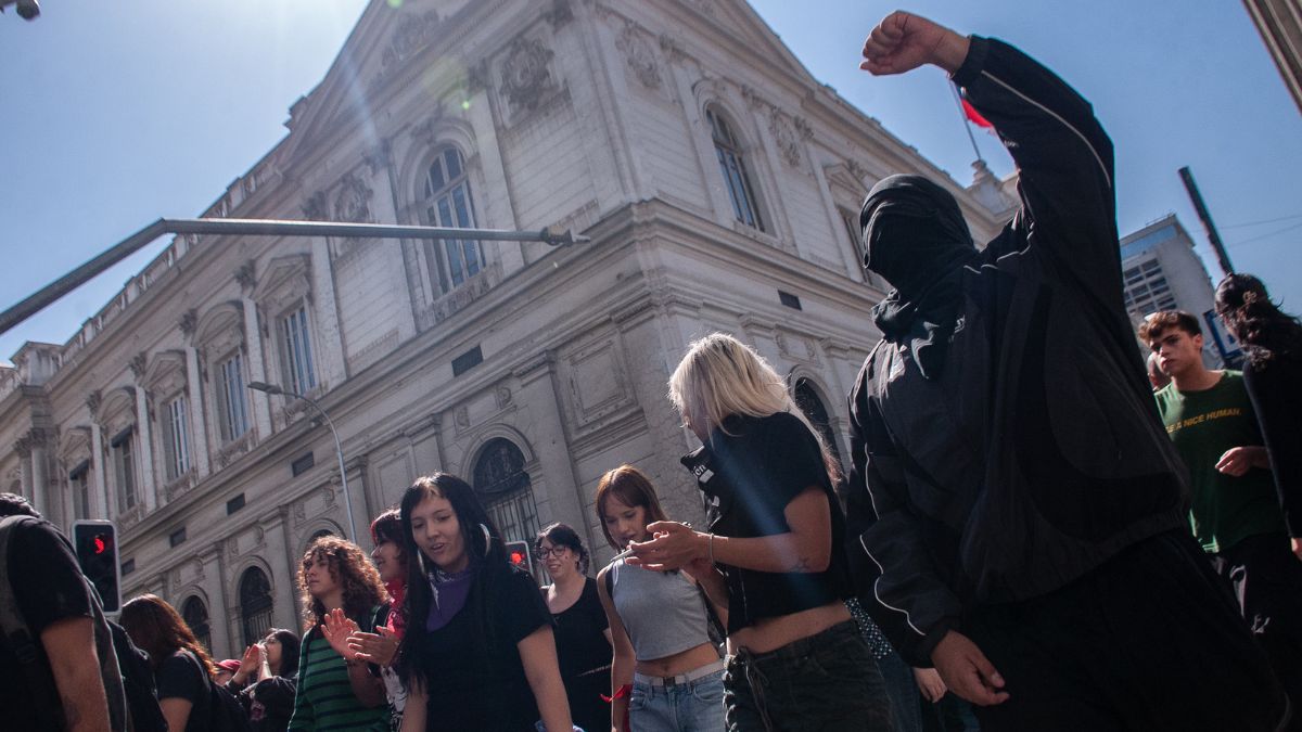 Con situación migratoria irregular y formalizado por participar en una barricada: lo que se sabe del argentino de 31 años expulsado por el Gobierno