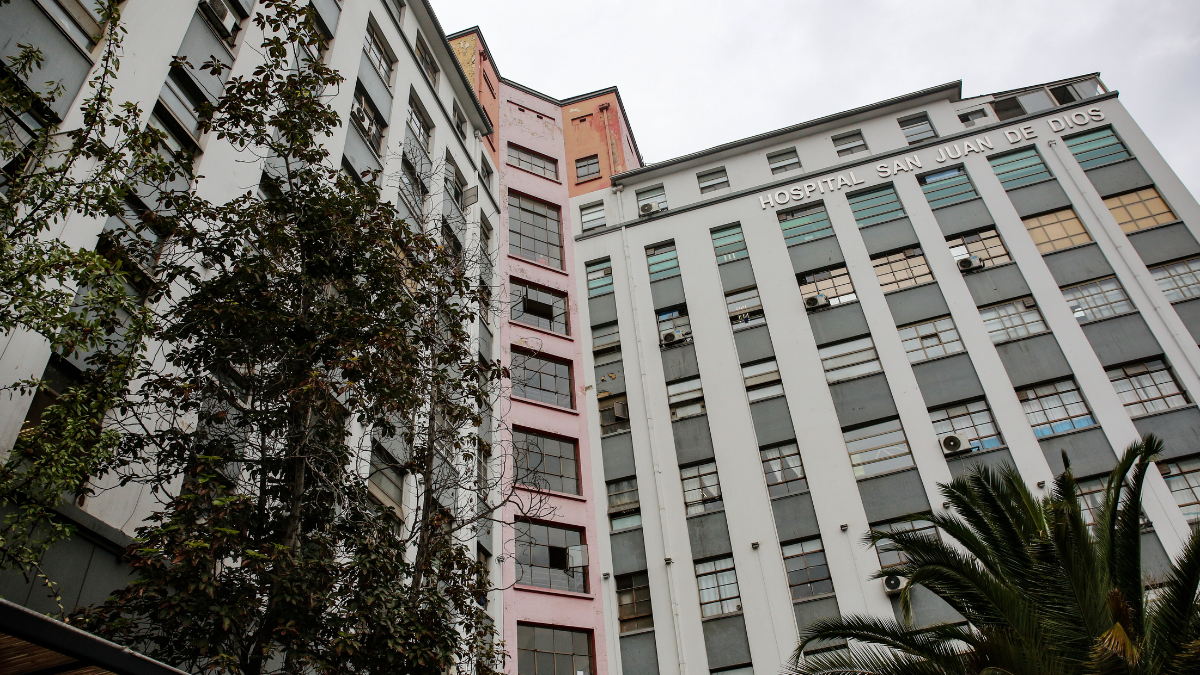 Contraloría detecta deuda oculta en el Hospital San Juan de Dios de más de $32 mil millones: se dejaron de hacer más de 150 cirugías en listas de espera