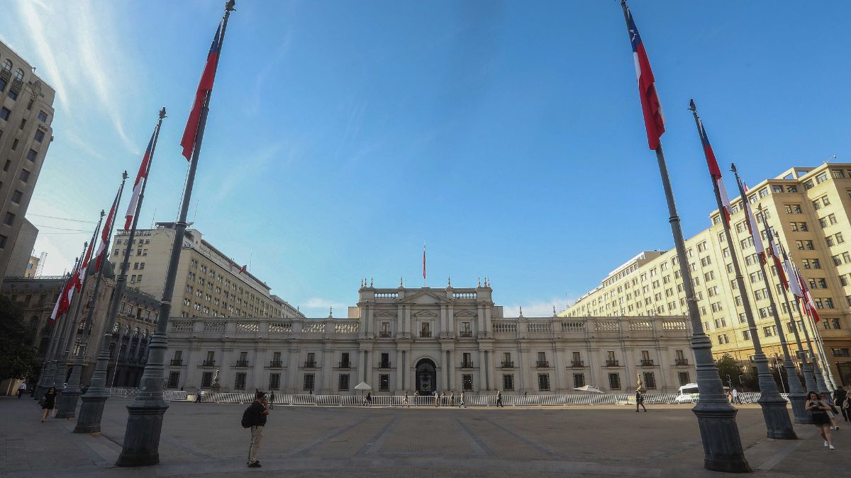 Fiscalizadores de Contraloría arriban a La Moneda para auditar gastos de la OPE y el cambio de mando