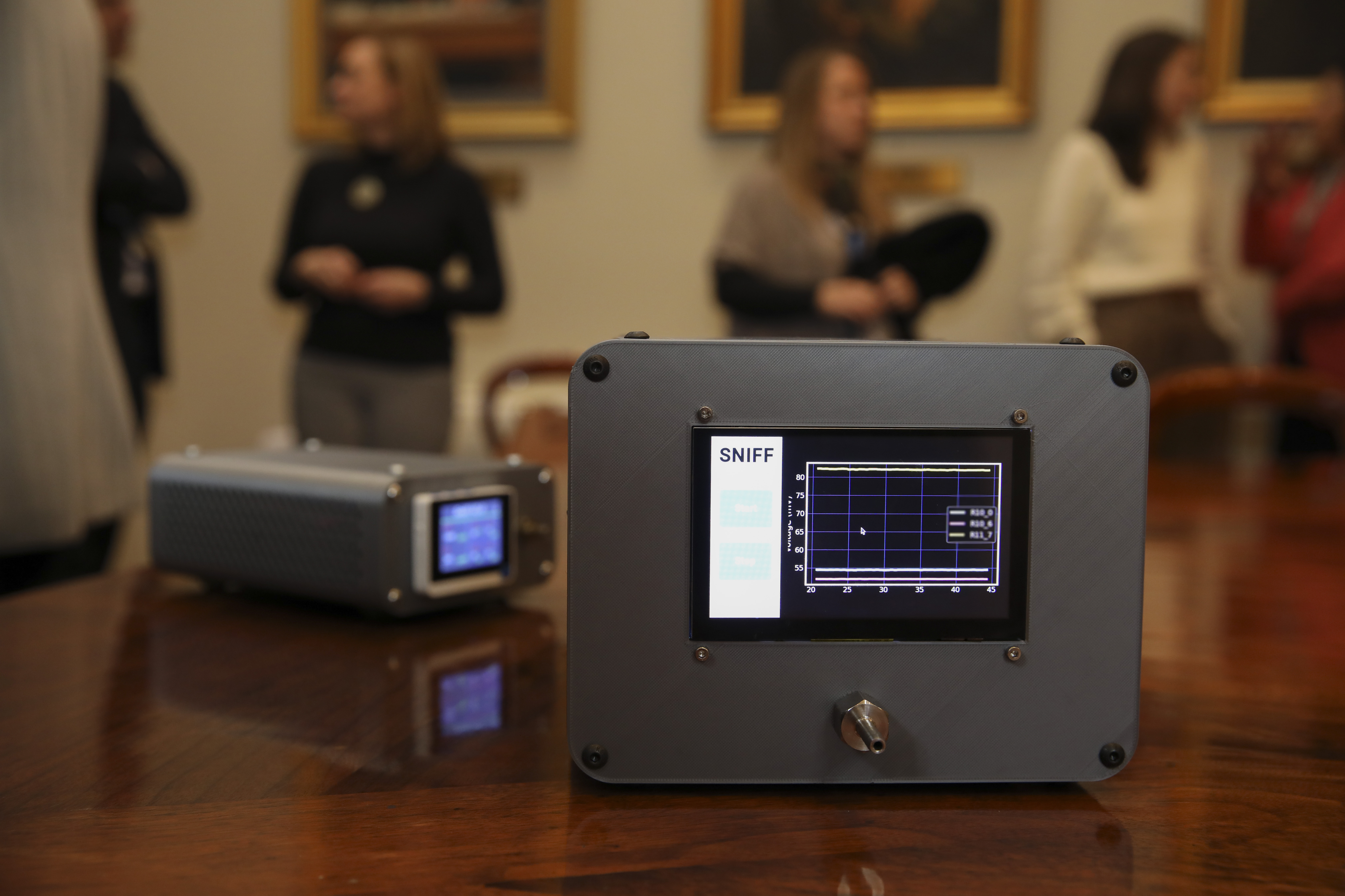El dispositivo detector de tumores "SNIFF", que llevó a Maximiliano a Harvard.