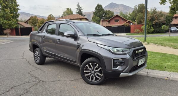al volante de la RAM 700 Laramie