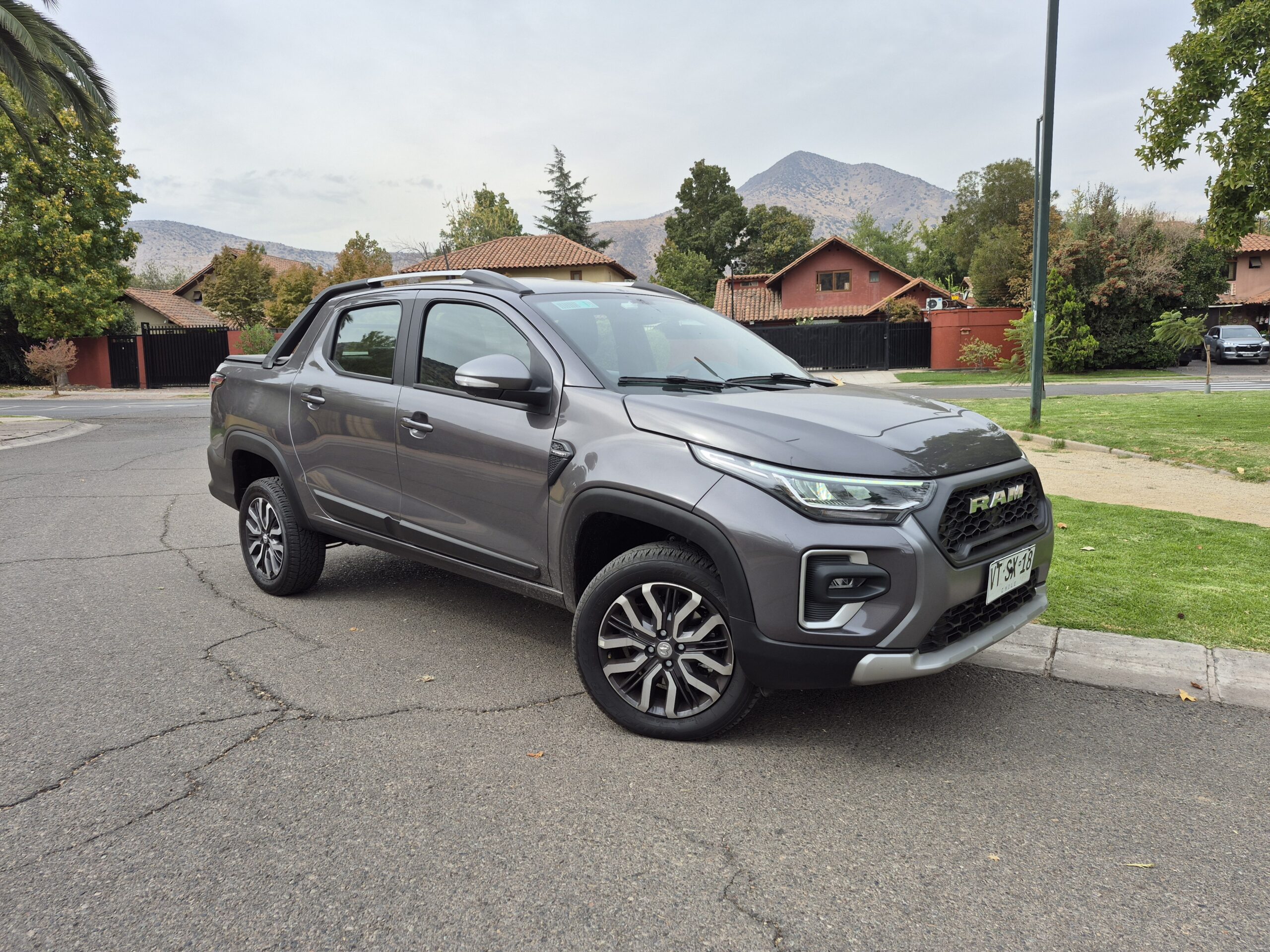 Al volante de la RAM 700 Laramie: cuando una camioneta desafía todas las etiquetas