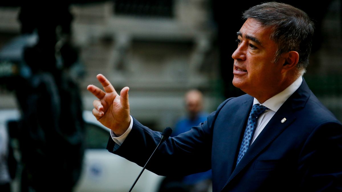 “No cumplen con las exigencias”: Los cuestionamientos de Contraloría a Santiago por entregar giftcards a funcionarios para comprar ropa