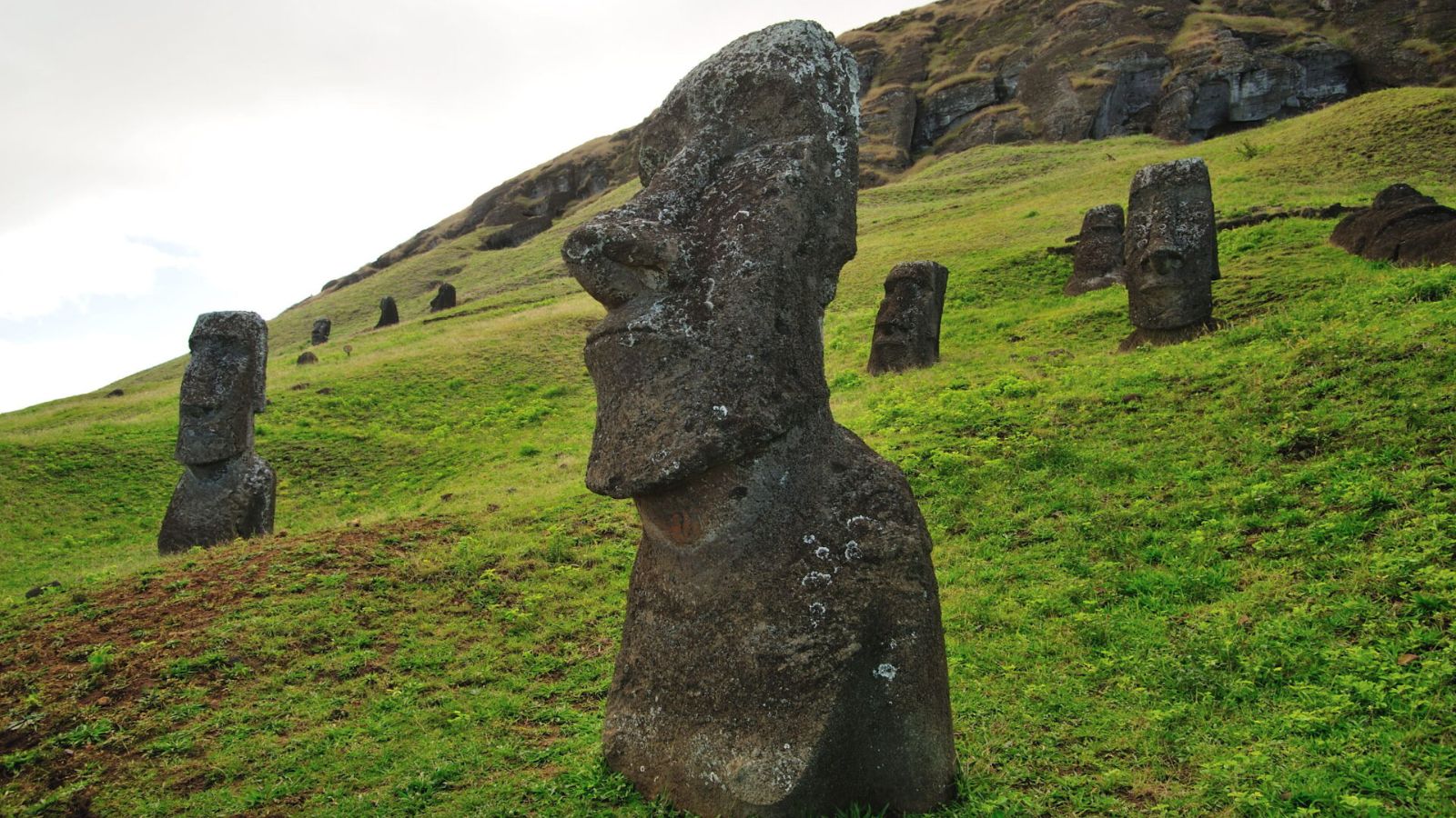 La recomendación de Hacienda a Culturas: recortar más de $77 mil millones y descontinuar programa que financian el Parque Rapa Nui e Iglesias de Chiloé