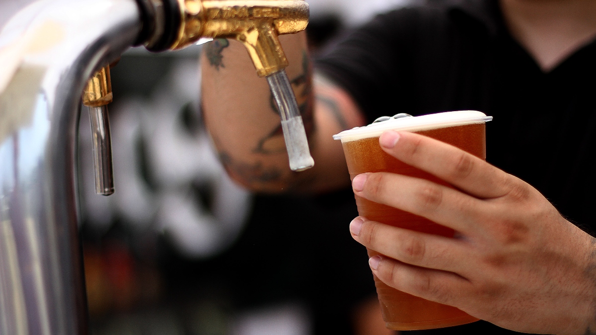 Juan Tagle abre un debate: “Espero que algún día se permita una venta responsable de cerveza en los estadios de Chile”