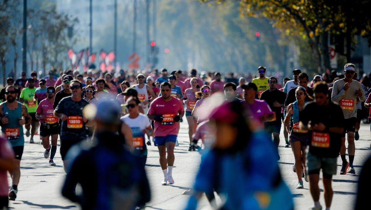 Corredores de la Maratón de Santiago denuncian que no recibieron medalla y evalúan demanda colectiva: organización promete tomar contacto