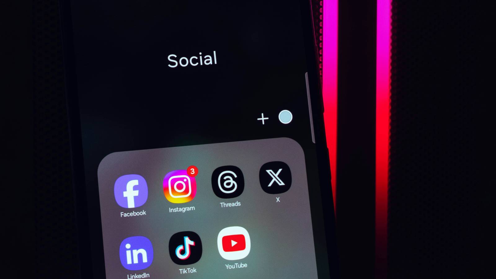 “Puede contribuir a relaciones poco saludables con la comida”: siete de cada diez chilenos cree que redes sociales pueden fomentar trastornos alimentarios