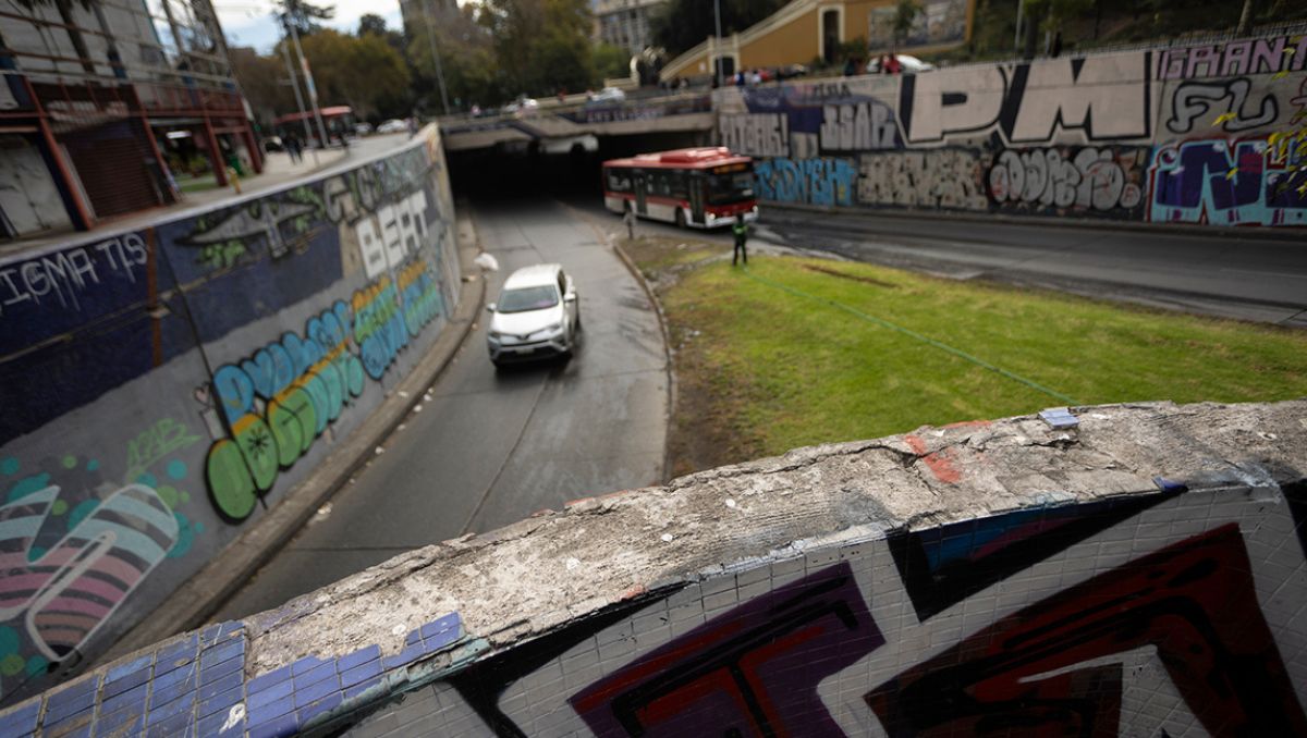 “Yo cada vez lo veo más feo”: La historia de deterioro del mural mosaico del paso bajo nivel del Cerro Santa Lucía