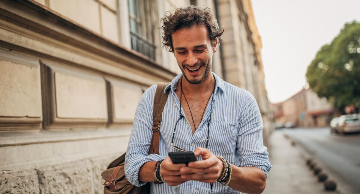 Una persona usando un teléfono Claro con tecnología 5G.