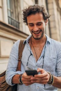 Una persona usando un teléfono Claro con tecnología 5G.