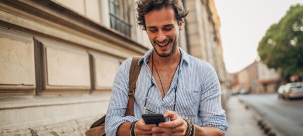 Una persona usando un teléfono Claro con tecnología 5G.