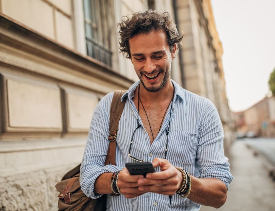 Una persona usando un teléfono Claro con tecnología 5G.