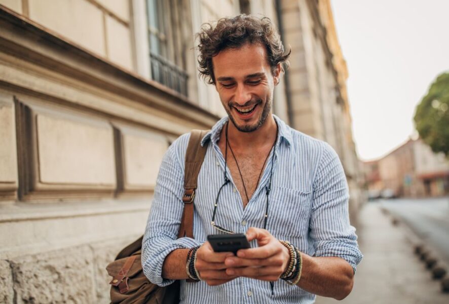 Una persona usando un teléfono Claro con tecnología 5G.