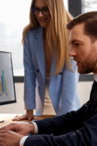 Persona de una empresa usando softwares financieros.