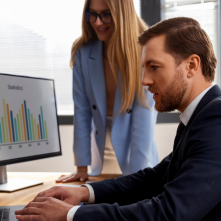 Persona de una empresa usando softwares financieros.