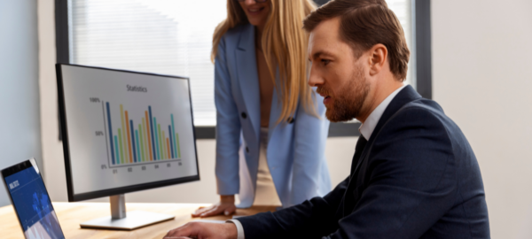 Persona de una empresa usando softwares financieros.