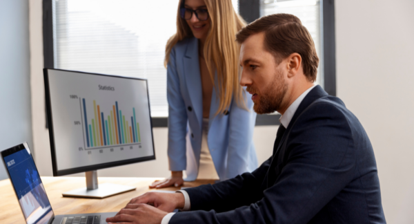 Persona de una empresa usando softwares financieros.