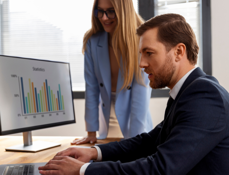 Persona de una empresa usando softwares financieros.