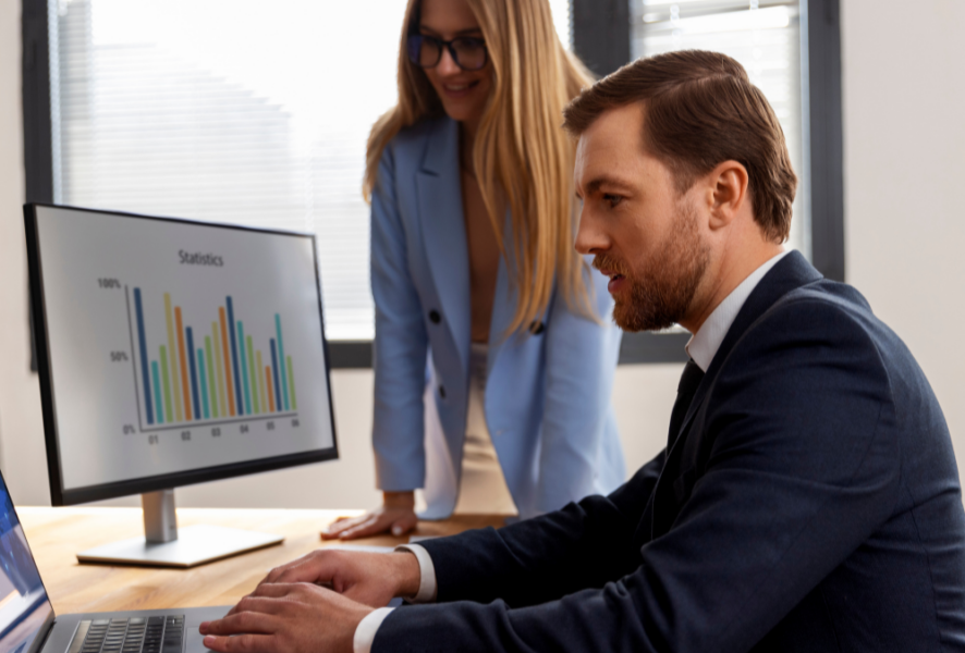 Persona de una empresa usando softwares financieros.