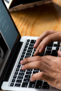 Dueño de pyme haciendo su página web.