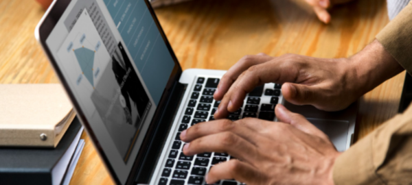 Dueño de pyme haciendo su página web.