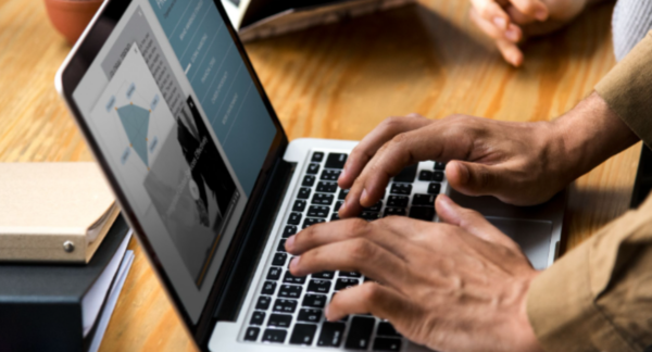 Dueño de pyme haciendo su página web.