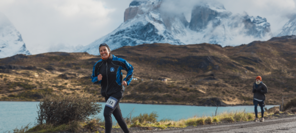 Mujer corriendo en el Patagonia Running Festival 2026