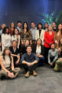 Con nuevos acuerdos en desarrollo, la Mesa por el Bienestar Digital Infantil -que impulsaron el CEPPE UC, la Universidad Adolfo Ibáñez y Claro Chile el año pasado- acordó impulsar medidas para fortalecer la protección de datos, la formación en ciudadanía y alfabetización digital, entre otras. El objetivo: resguardar los derechos de niños, niñas y adolescentes y promover un uso seguro, crítico y responsable de la tecnología.