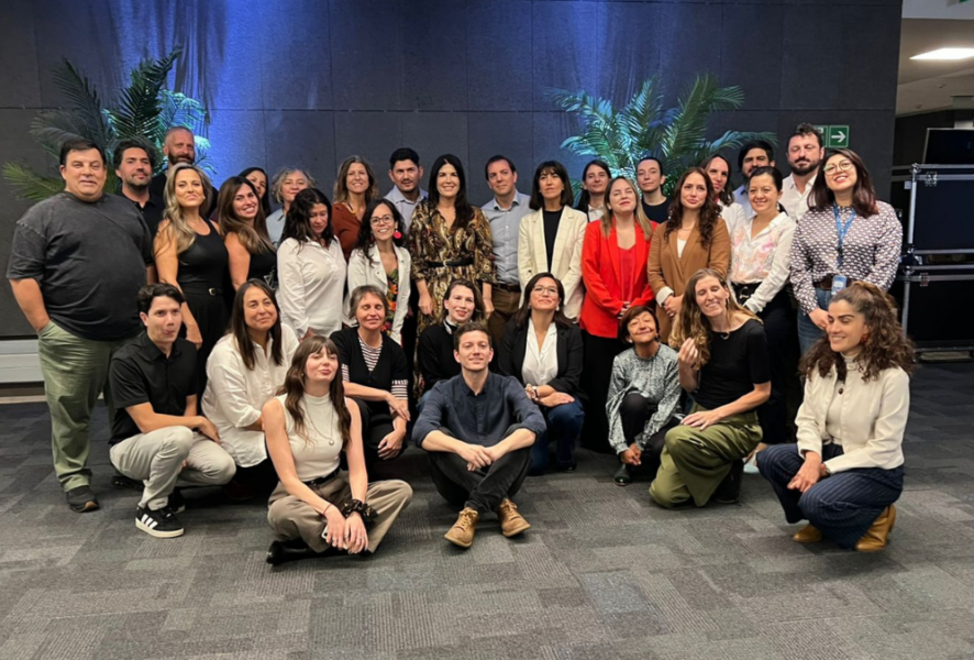 Con nuevos acuerdos en desarrollo, la Mesa por el Bienestar Digital Infantil -que impulsaron el CEPPE UC, la Universidad Adolfo Ibáñez y Claro Chile el año pasado- acordó impulsar medidas para fortalecer la protección de datos, la formación en ciudadanía y alfabetización digital, entre otras. El objetivo: resguardar los derechos de niños, niñas y adolescentes y promover un uso seguro, crítico y responsable de la tecnología.