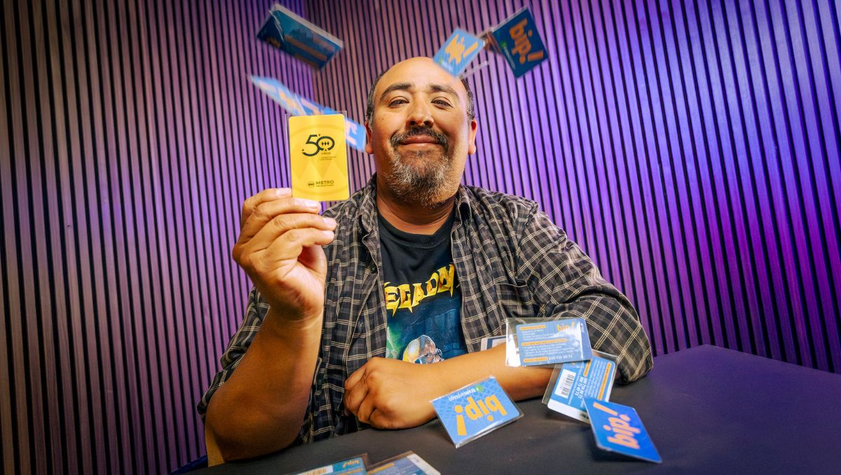 La historia detrás del viral coleccionista de tarjetas Bip que tiene más de 200 ejemplares: “Las que me faltan son muy difíciles, pero espero un día encontrarlas”