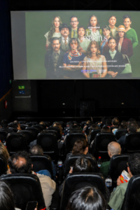 Clientes viendo la serie La Casa de los Espíritus