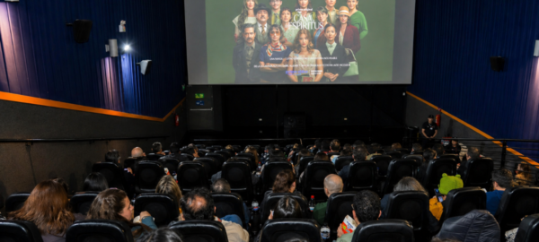 Clientes viendo la serie La Casa de los Espíritus