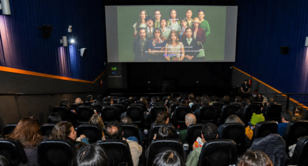 Clientes viendo la serie La Casa de los Espíritus