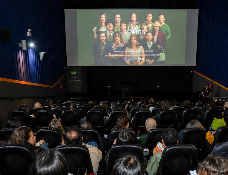 Clientes viendo la serie La Casa de los Espíritus