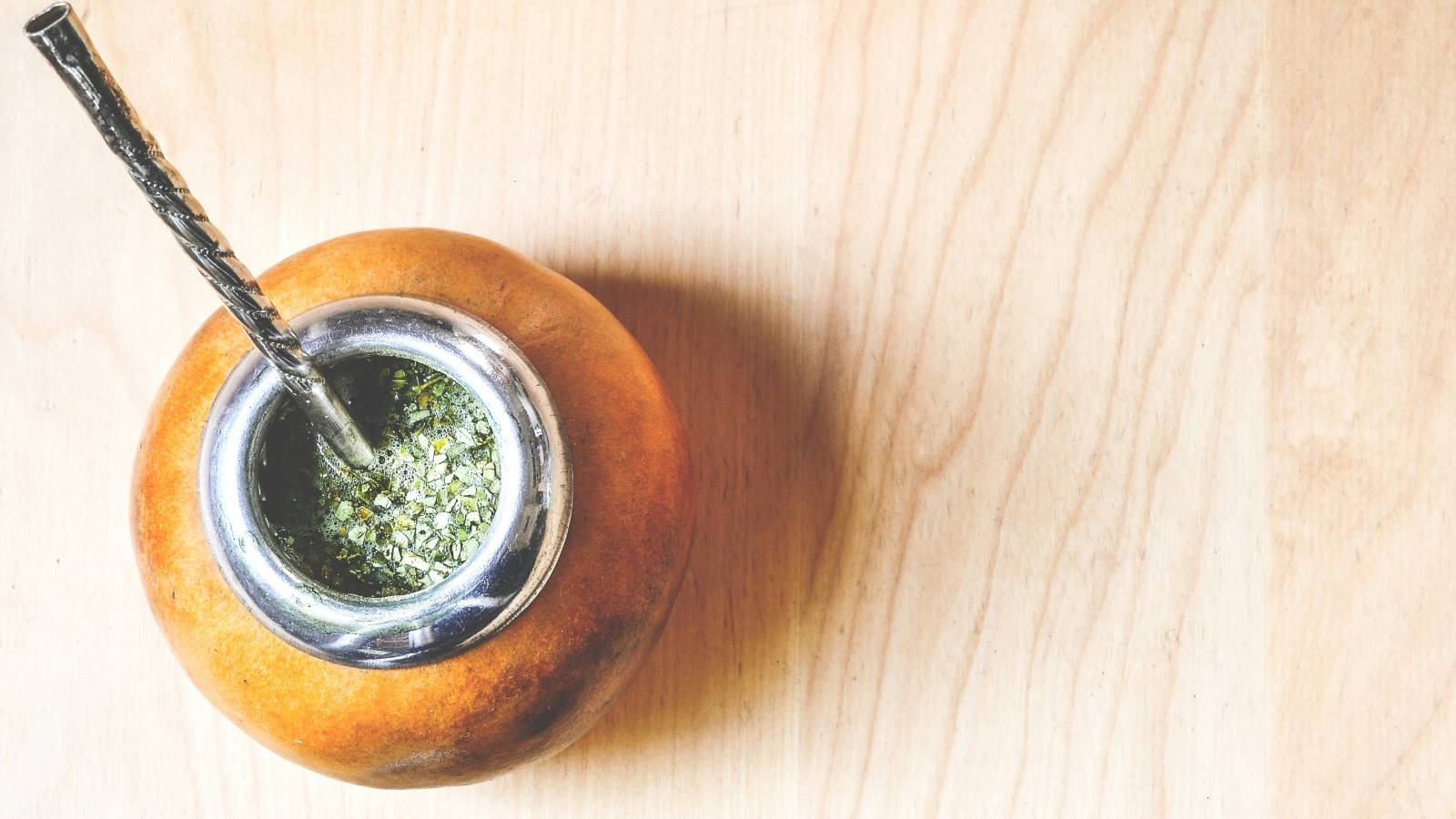 Del café al mate: el consumo que crece entre trabajadores jóvenes de Chile para mantenerse en alerta y concentrados