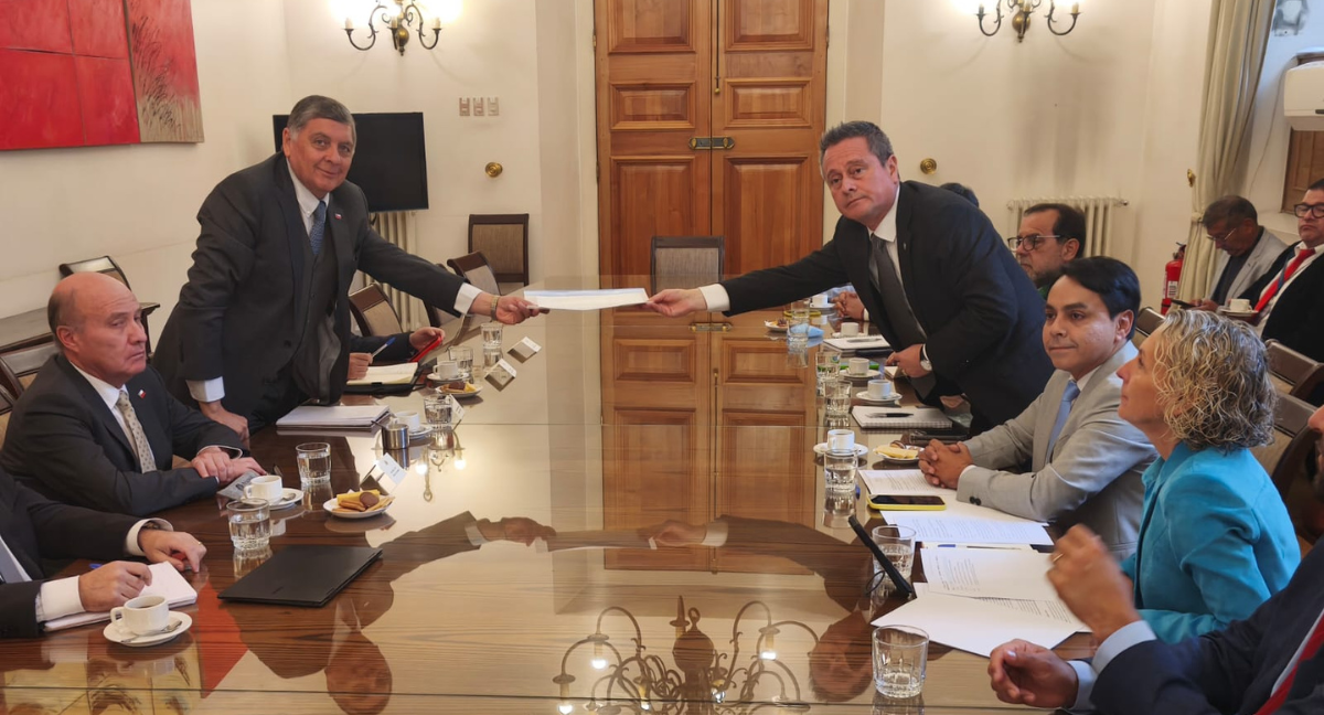 Los acercamientos de la DC con La Moneda: del rechazo al plan de reconstrucción a abrir negociación tras los guiños de Kast