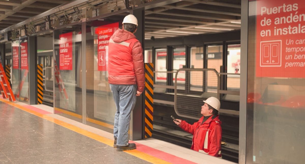 Puertas en el andén Línea 1 de Metro
