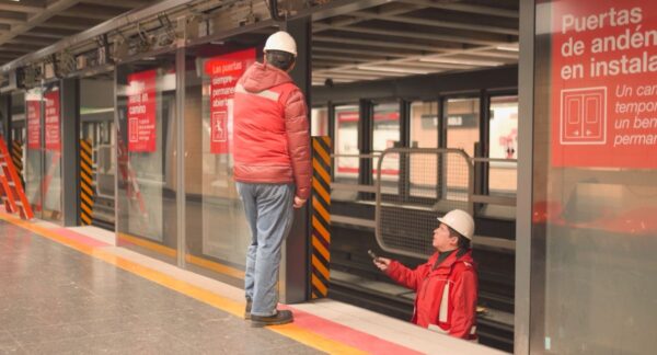 Puertas en el andén Línea 1 de Metro