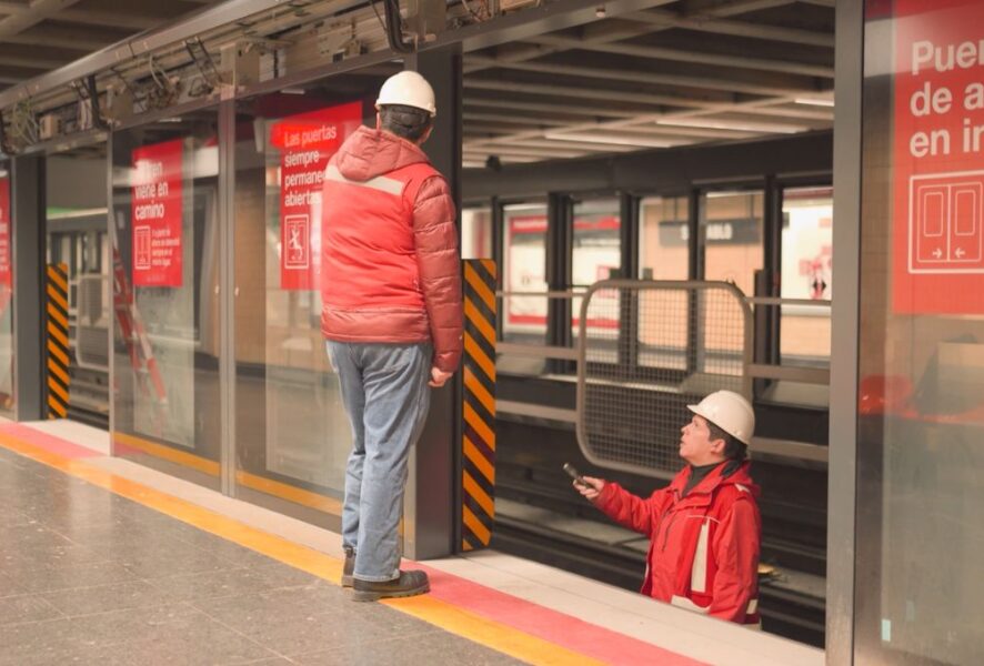 Puertas en el andén Línea 1 de Metro