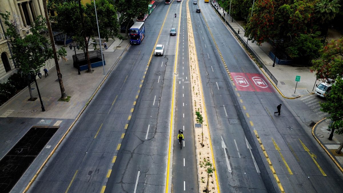 “Es, en principio, una conducta ilegal”: Diputado Bassa y movimientos ciclistas emplazan al Minvu por frenar expansión de ciclovía Nueva Alameda