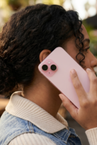 mujer que quiere cambiar su teléfono