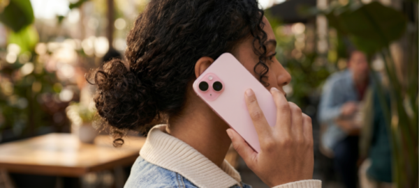 mujer que quiere cambiar su teléfono