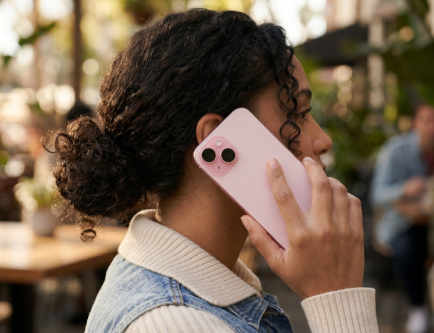 mujer que quiere cambiar su teléfono
