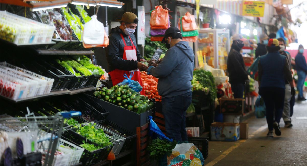 Tarjeta de débito y dinero en efectivo son los medios preferidos de los chilenos para pagar sus compras