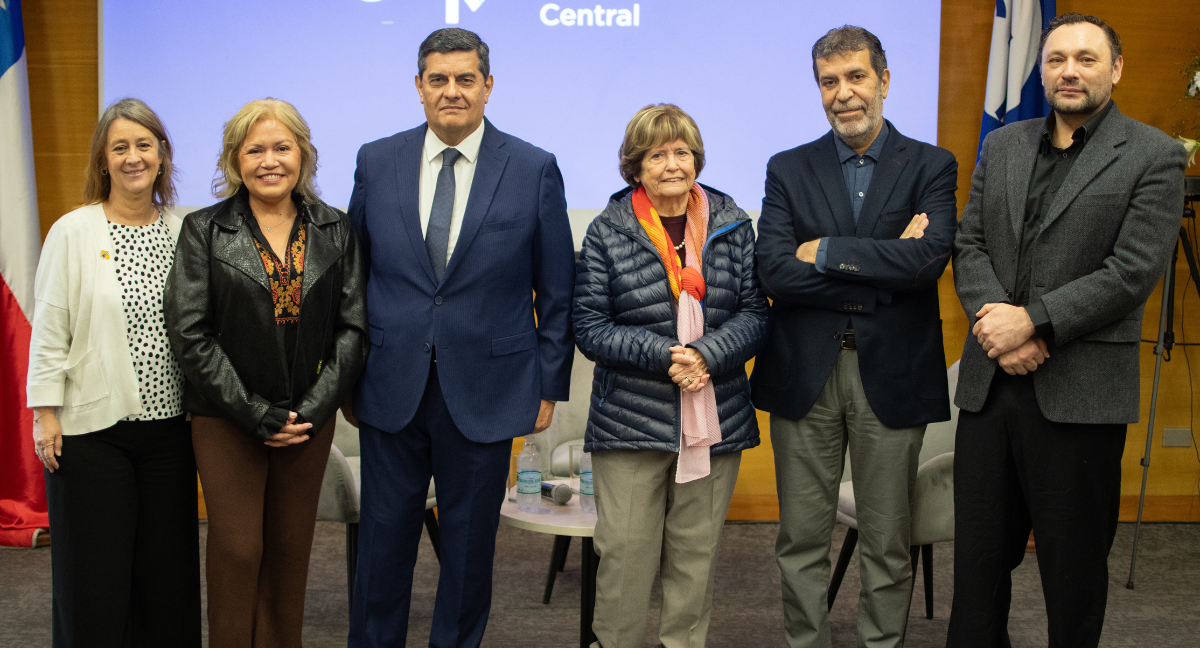 María Olivia Möckenberg siendo premiada como Maestra del Periodismo.