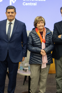 María Olivia Möckenberg siendo premiada como Maestra del Periodismo.