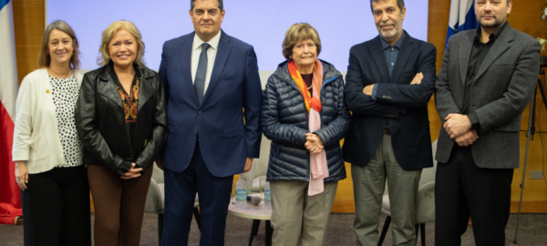 María Olivia Möckenberg siendo premiada como Maestra del Periodismo.