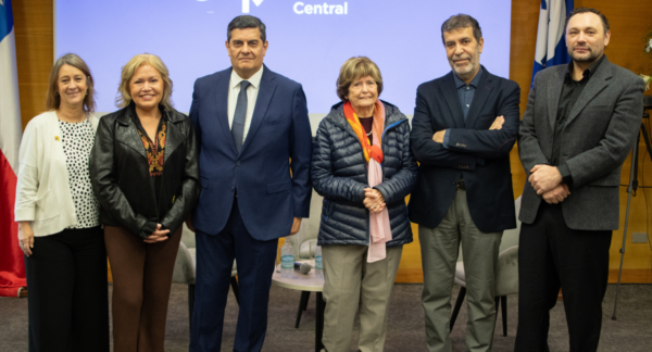 María Olivia Möckenberg siendo premiada como Maestra del Periodismo.